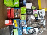 de nombreux cartons d'objets hétéroclites posés sur le sol