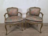 paire de fauteuils de style Louis XV avec coussins rembourrés