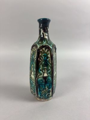 une petite bouteille en verre décorée d'un motif