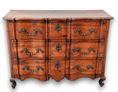 une commode en bois dotée de poignées et de tiroirs décorés