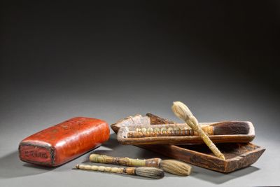 un grand nombre d'outils posés sur une table