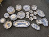 beaucoup d'assiettes et de bols bleus et blancs par terre