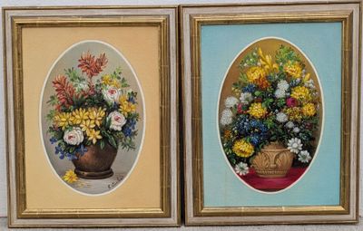 deux photos encadrées de fleurs dans un vase sur une table