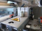 une machine qui fonctionne sur une feuille de papier