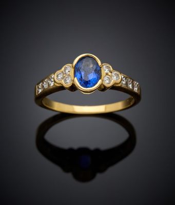 une bague en or avec un saphir bleu et des diamants