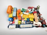 une pile de petites voitures et de petits camions posée sur une table