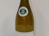une bouteille de vin posée sur une table