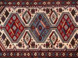 un tapis rouge et bleu orné d'un motif en forme de diamant