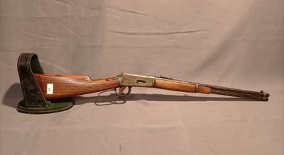 un fusil posé sur une table