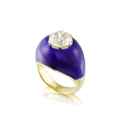 une bague en saphir et diamants, signée Van Cleef