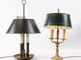 une paire de lampes en laiton et vertes sur fond blanc