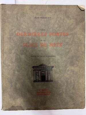 un vieux livre sur lequel figure l'image d'un bâtiment