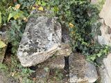 un banc en pierre situé au milieu d'un jardin