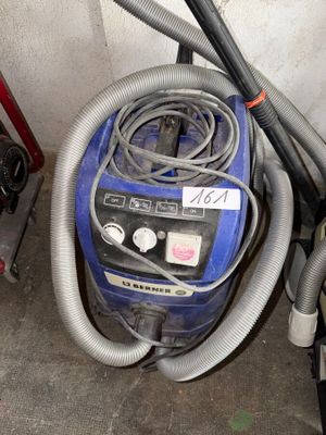 un aspirateur bleu et noir et un vélo rouge et blanc