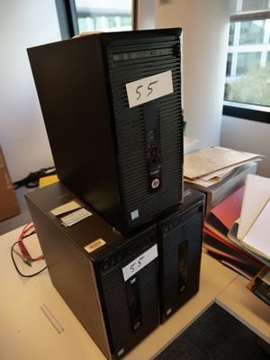une tour d'ordinateur noire posée sur un bureau