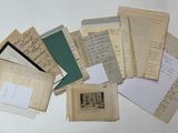 une pile de vieilles lettres et de vieux papiers posée sur une table
