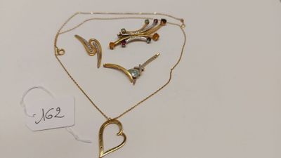 deux bijoux sont exposés sur une surface blanche