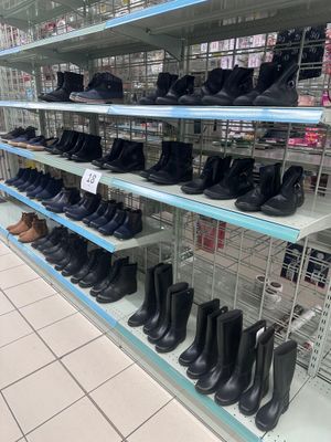 de nombreuses paires de bottes sur les étagères du magasin