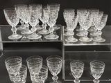 tout un tas de verres à vin posés sur une étagère