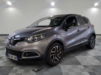 la voiture grise est garée sur un sol en damier dans le garage
