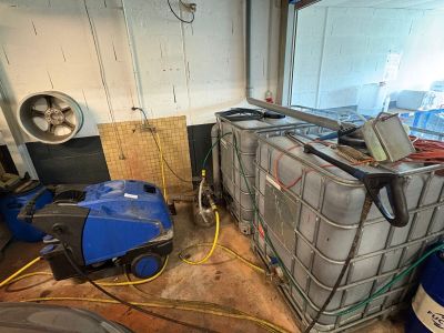 an image of a room that has a lot of items in it