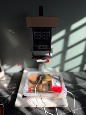 un téléphone portable posé sur une boîte, sur une table