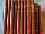 six livres sont empilés sur une table