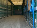 une image représentant un vaste entrepôt comportant de nombreuses portes