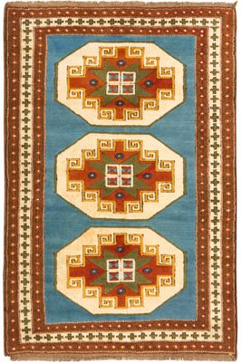 un tapis bleu et marron à motifs géométriques