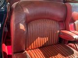 un siège en cuir rouge à l'arrière d'une voiture