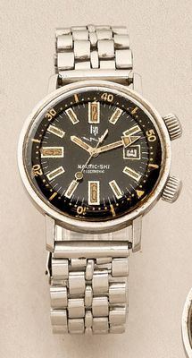 a watch and a watch bracelet sitting on a table