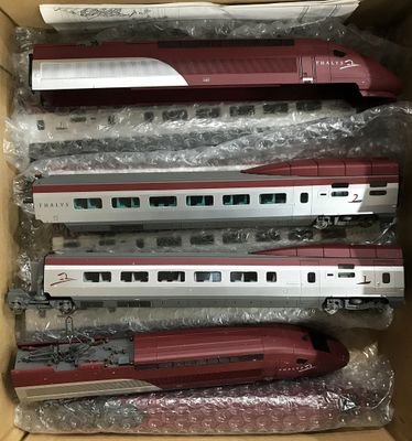 une boîte contenant tout un tas de trains différents