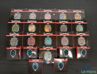 Plusieurs bijoux sont exposés sur un fond noir
