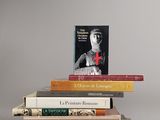 plusieurs livres sont empilés sur une table