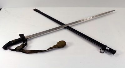 deux épées posées sur une table