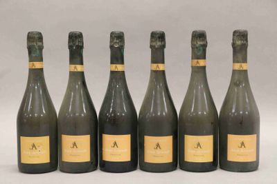 six bouteilles de champagne sont alignées