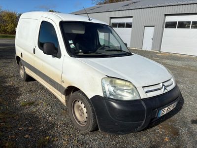 une camionnette blanche garée dans un parking