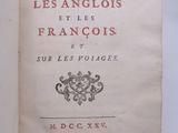 un vieux livre écrit posé sur une table