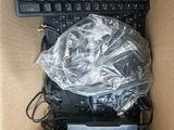 une boîte contenant un clavier et un sac