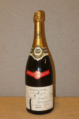 une bouteille de champagne posée sur une table