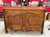 une armoire en bois surmontée d'un bol