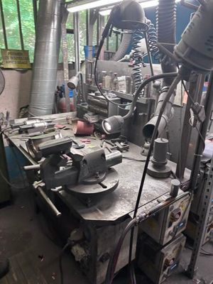 une photo d'un atelier d'usinage avec de nombreux outils