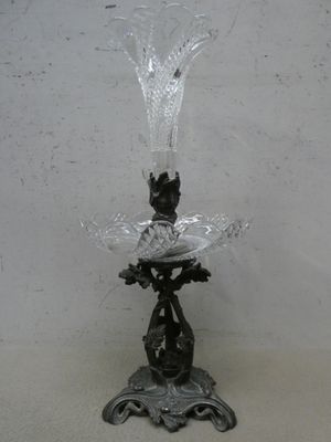 un bol en verre surmonté d'un oiseau