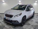 la petite voiture blanche est garée dans le garage sur un sol en damier