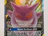 La carte Pokémon est posée sur une table avec un fond blanc.