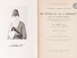 un livre sur lequel figure la photo d'un homme en uniforme militaire