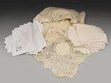 un sac contenant des chiffons et un mouchoir posé sur une table