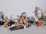 un grand nombre de figurines posées sur une table