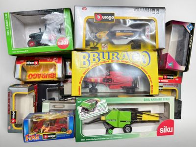 de nombreux types de jouets différents dans la boîte posée sur la table