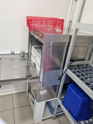 une étagère métallique sur laquelle sont posés des paniers et des bacs